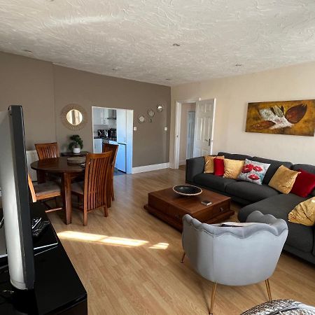 Stay In Yeovil Town Centre, Large 2 Bd Apt With Parking, Sleeps 4 المظهر الخارجي الصورة