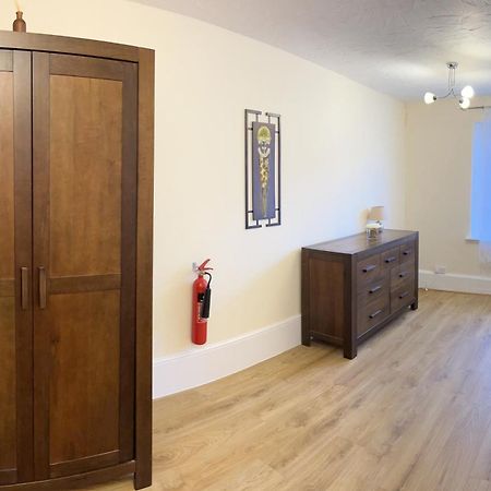 Stay In Yeovil Town Centre, Large 2 Bd Apt With Parking, Sleeps 4 المظهر الخارجي الصورة