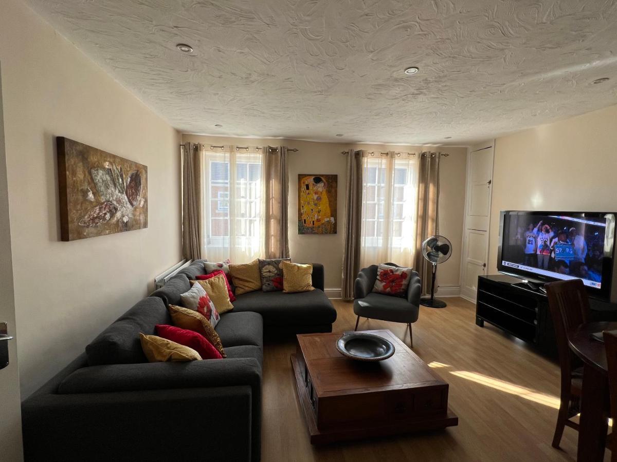Stay In Yeovil Town Centre, Large 2 Bd Apt With Parking, Sleeps 4 المظهر الخارجي الصورة