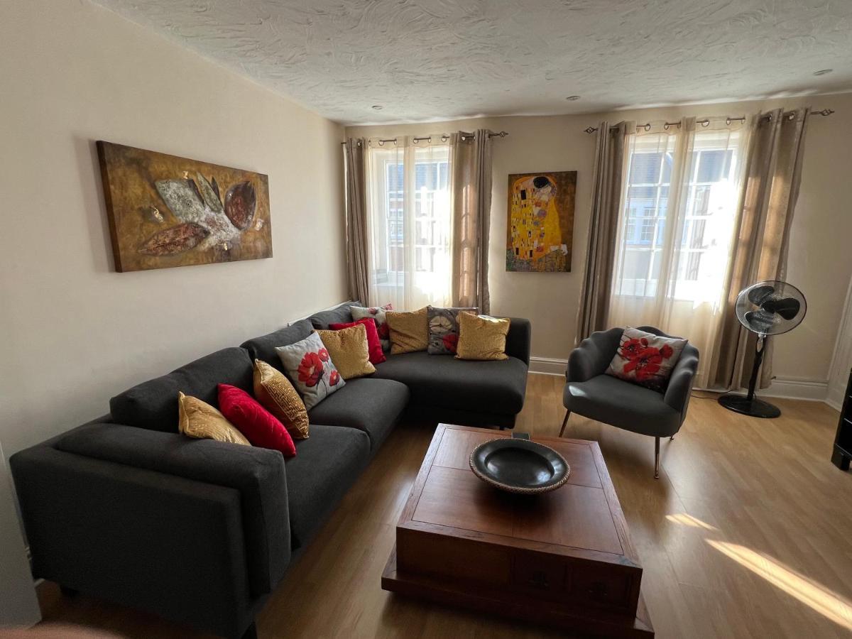 Stay In Yeovil Town Centre, Large 2 Bd Apt With Parking, Sleeps 4 المظهر الخارجي الصورة