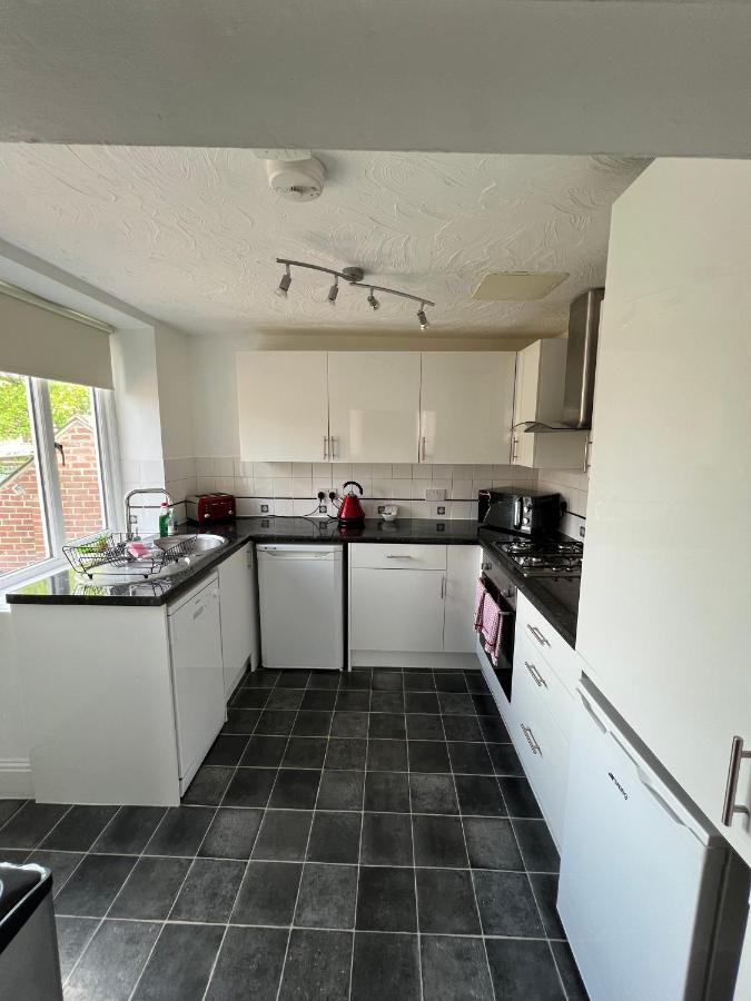 Stay In Yeovil Town Centre, Large 2 Bd Apt With Parking, Sleeps 4 المظهر الخارجي الصورة