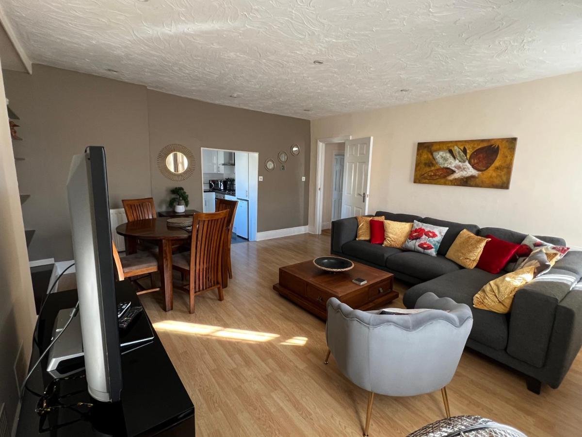 Stay In Yeovil Town Centre, Large 2 Bd Apt With Parking, Sleeps 4 المظهر الخارجي الصورة