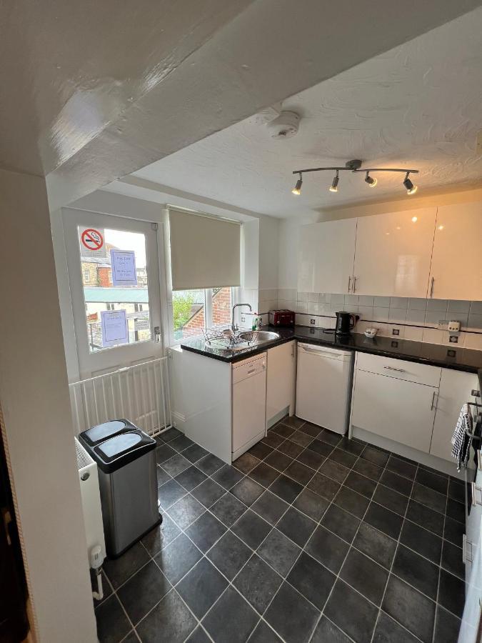 Stay In Yeovil Town Centre, Large 2 Bd Apt With Parking, Sleeps 4 المظهر الخارجي الصورة