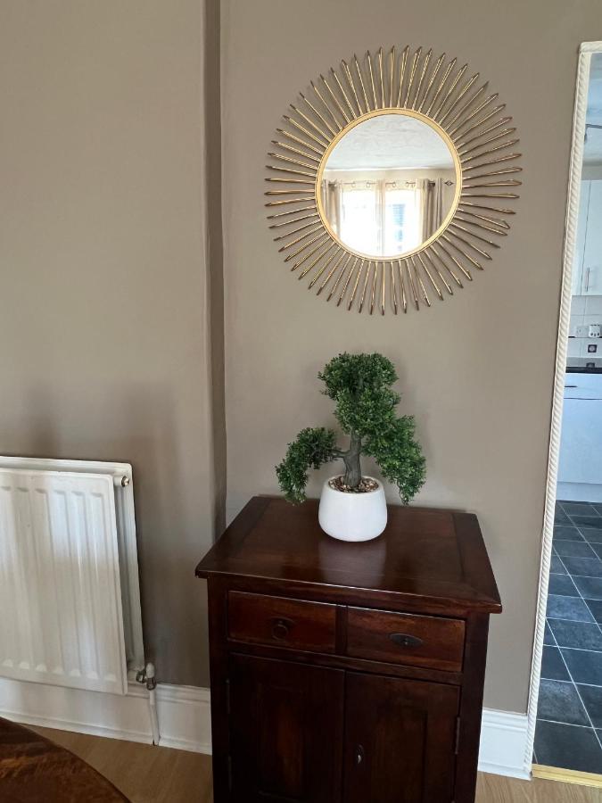 Stay In Yeovil Town Centre, Large 2 Bd Apt With Parking, Sleeps 4 المظهر الخارجي الصورة