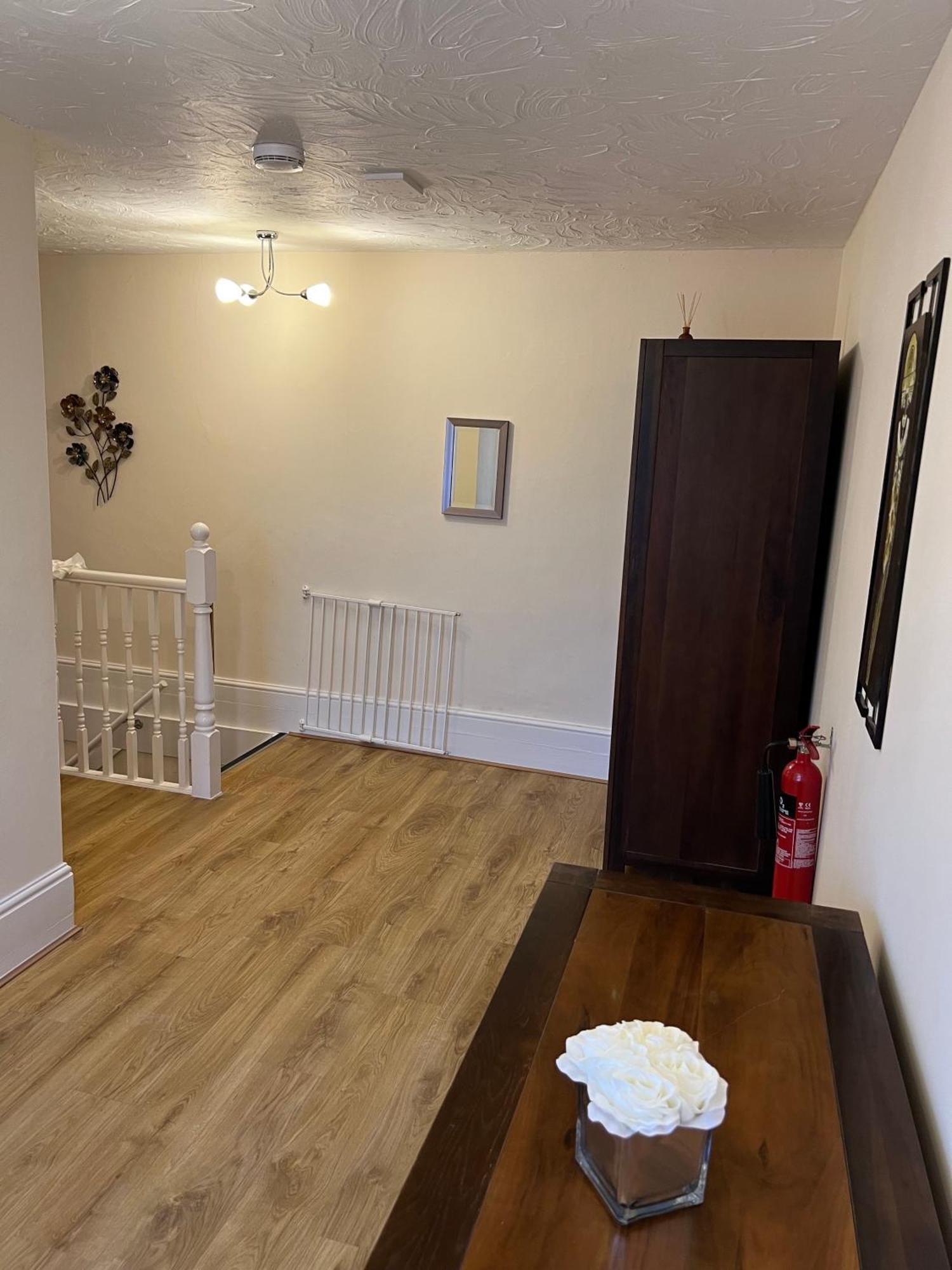 Stay In Yeovil Town Centre, Large 2 Bd Apt With Parking, Sleeps 4 المظهر الخارجي الصورة